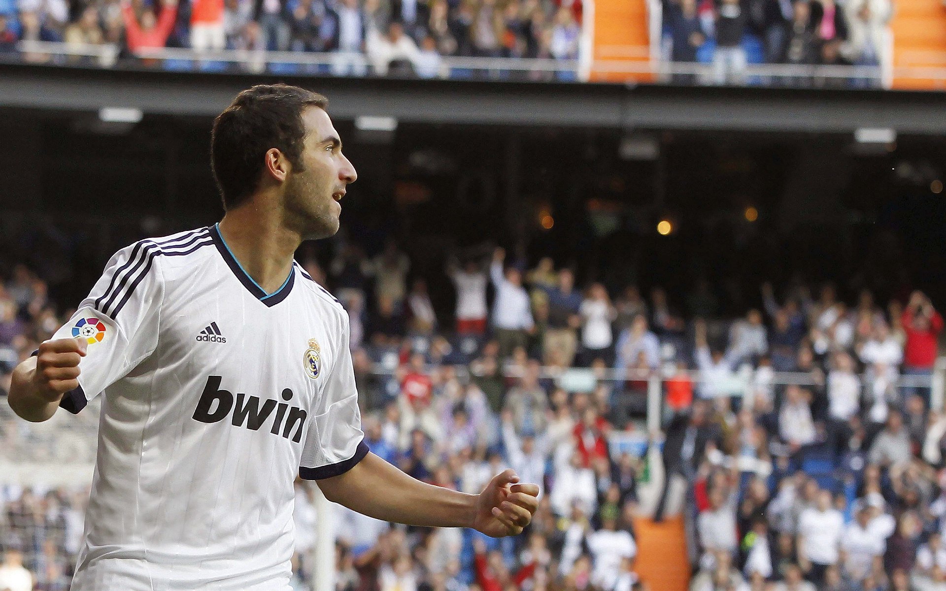 爆冷首场状态出色,FPX观众沸腾!,姆巴佩重返赛场观众掌声雷动