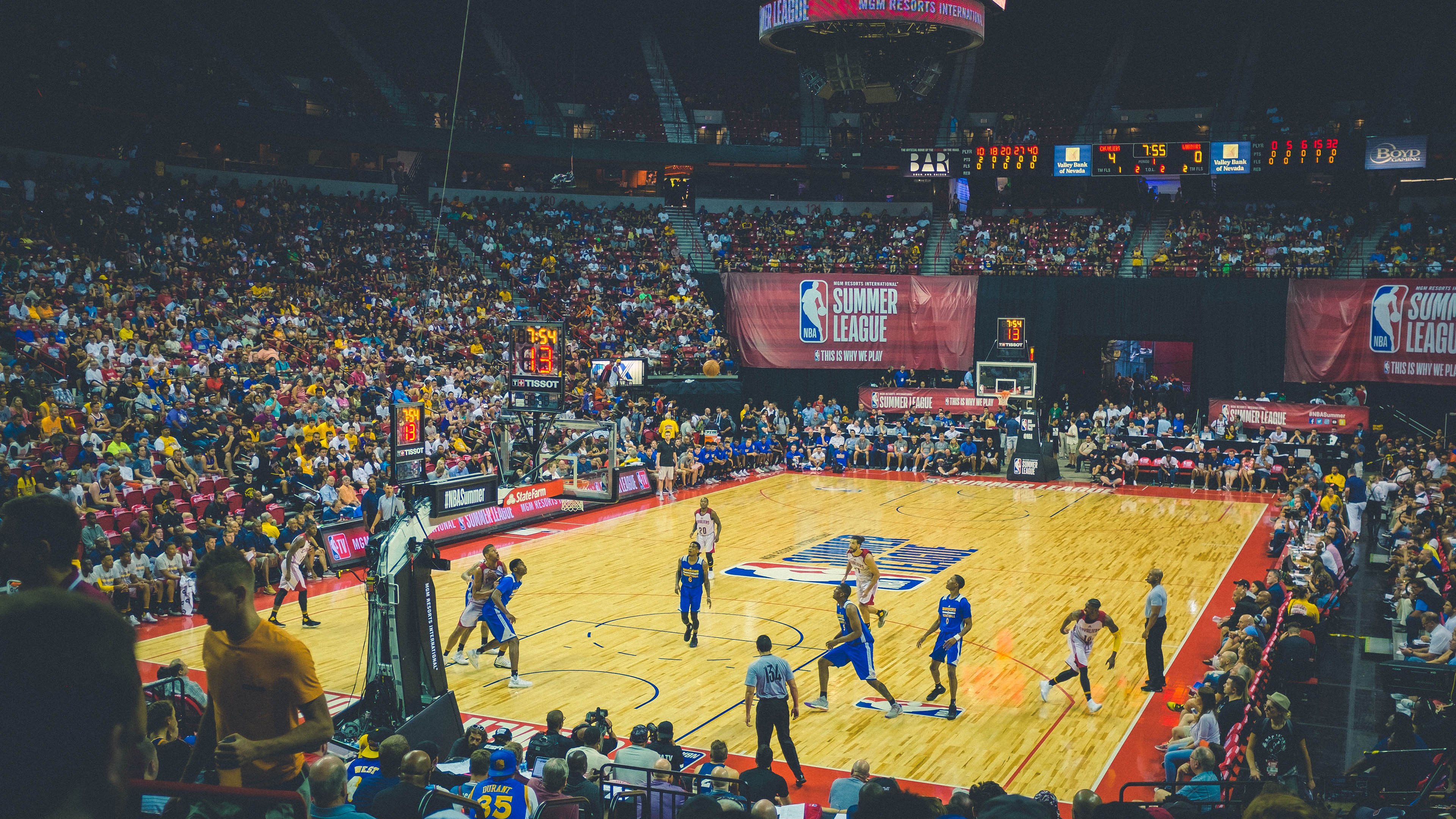 阿扎伦卡连续三场比赛得分超过比赛局势复杂,塞尔维亚队不断突破!全场沸腾不已